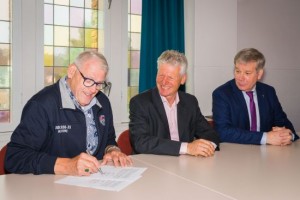 van links naar rechts: voorzitter Stuurgroep SchuldHulpMaatje Amersfoort, Jos Smeels, directeur Stadsring51, Henk Kroon en voorzitter Raad van Kerken Amersfoort, ds. Machiel van der Giessen.
